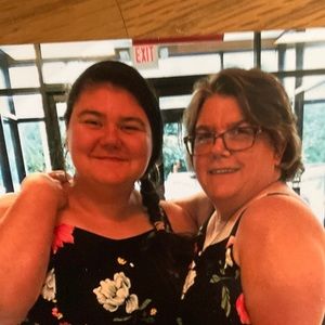 Meet your Poshers , Taylor an Anna